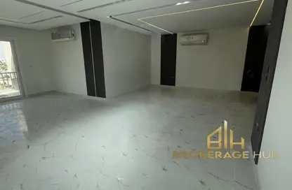 Apartment - 3 Bedrooms - 3 Bathrooms for rent in The Residences - New Cairo City - Cairo Apartment - 3 Bedrooms - 3 Bathrooms for rent in The Residences - New Cairo City - Cairo