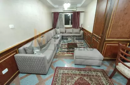شقة - 3 غرف نوم - 2 حمامات للايجار في شارع المساحه - الدقي - الجيزة
