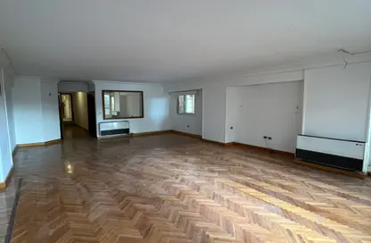 شقة - 3 غرف نوم - 2 حمامات للبيع في شارع طيبه - المهندسين - الجيزة