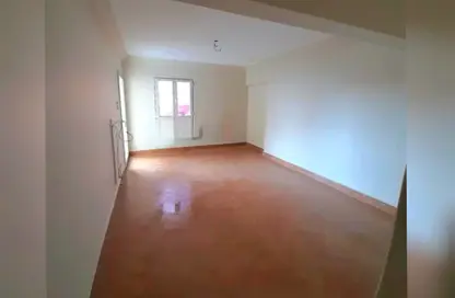 Apartment - 3 Bedrooms - 1 Bathroom for rent in Madkhal Sharkt Al Nakhl Wa Al Handasa St. - Smouha - Hay Sharq - Alexandria