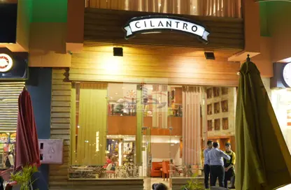 محل تجاري - استوديو - 4 حمامات للبيع في المحور المركزي - الحي الاول - مدينة 6 أكتوبر - الجيزة