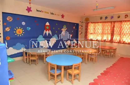 محل - استوديو - 8 حمامات للبيع في شارع مدرسة البارون - الهضبة الوسطي - المقطم - القاهرة