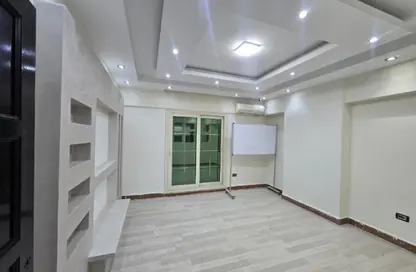 Apartment - 5 Bedrooms - 3 Bathrooms for sale in Zahraa El Maadi - Hay El Maadi - Cairo