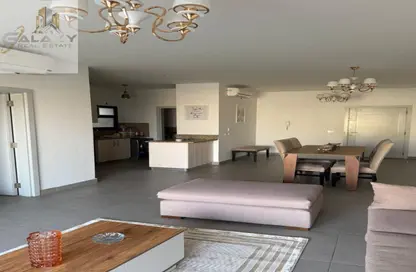 شقة - 2 غرف نوم - 3 حمامات للايجار في كمبوند البروج - كمبوندات الشروق - مدينة الشروق - القاهرة