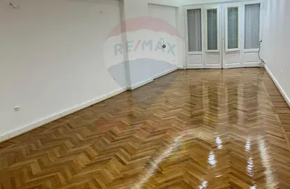 شقة - 3 غرف نوم - 2 حمامات للبيع في شارع شعراوي - لوران - حي شرق - الاسكندرية