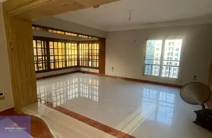 Apartment - 2 Bedrooms - 2 Bathrooms for rent in Zahraa Al Maadi St. - Degla - Hay El Maadi - Cairo