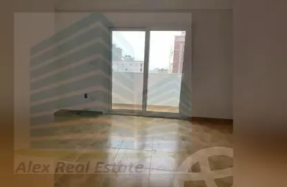 Apartment - 3 Bedrooms - 1 Bathroom for rent in Omar Lotfy St. - Sporting - Hay Sharq - Alexandria