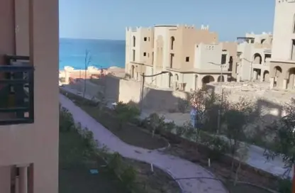 شاليه - 2 غرف نوم - 2 حمامات للبيع في إمارتس هايتس - قسم الضبعة - الساحل الشمالي