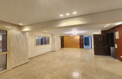 شقة - 3 غرف نوم - 2 حمامات للبيع في شارع نادي الصيد - الدقي - الجيزة