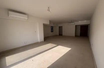 شقة - 2 غرف نوم - 2 حمامات للايجار في كمبوند البروج - كمبوندات الشروق - مدينة الشروق - القاهرة