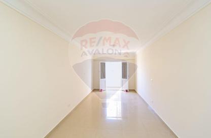 Apartment - 3 Bedrooms - 1 Bathroom for sale in Ahmed Basha Turk St. - Fleming - Hay Sharq - Alexandria