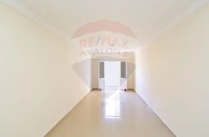 Apartment - 3 Bedrooms - 1 Bathroom for sale in Ahmed Basha Turk St. - Fleming - Hay Sharq - Alexandria