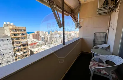 شقة - 4 غرف نوم - 2 حمامات للبيع في كامب شيزار - حي وسط - الاسكندرية