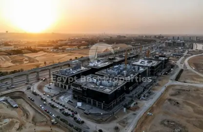 محل تجاري - استوديو - 4 حمامات للبيع في جولدن جيت - شارع التسعين الجنوبي - التجمع الخامس - مدينة القاهرة الجديدة - القاهرة