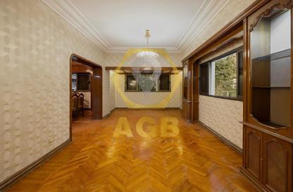 شقة - 4 غرف نوم - 3 حمامات للبيع في شارع عدن - المهندسين - الجيزة