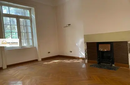 شقة - 5 غرف نوم - 2 حمامات للبيع في شارع الكامل محمد - الزمالك - القاهرة