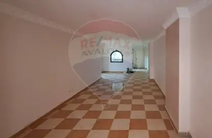 Apartment - 3 Bedrooms - 1 Bathroom for sale in Al Nasr St. - Smouha - Hay Sharq - Alexandria