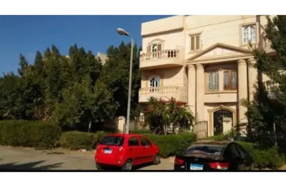 Apartment - 3 Bedrooms - 2 Bathrooms for sale in Ganoob El Acadimia - New Cairo City - Cairo