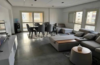 شقة - 3 غرف نوم - 2 حمامات للبيع في شارع مدرسة البارون - الهضبة الوسطي - المقطم - القاهرة