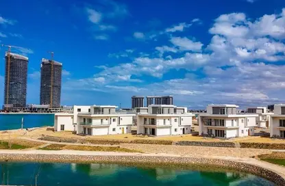 فيلا - 5 غرف نوم - 7 حمامات للبيع في مدينة العلمين الجديدة - العلمين - الساحل الشمالي