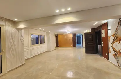 شقة - 3 غرف نوم - 2 حمامات للبيع في شارع طيبه - المهندسين - الجيزة