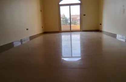 Apartment - 3 Bedrooms - 2 Bathrooms for rent in Musab Bin Omair St. - Area E - Ganoob El Acadimia - New Cairo City - Cairo Apartment - 3 Bedrooms - 2 Bathrooms for rent in Musab Bin Omair St. - Area E - Ganoob El Acadimia - New Cairo City - Cairo