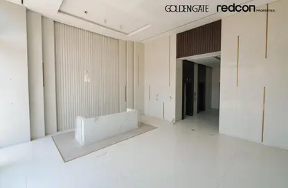 مساحات مكتبية - استوديو - 2 حمامات للبيع في جولدن جيت - شارع التسعين الجنوبي - التجمع الخامس - مدينة القاهرة الجديدة - القاهرة