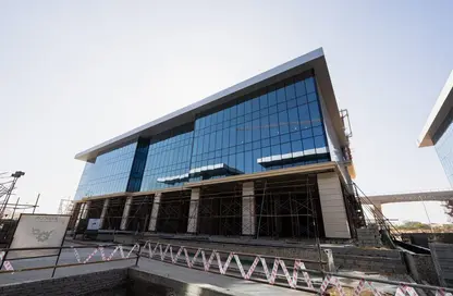 محل تجاري - استوديو - 4 حمامات للبيع في جولدن جيت - شارع التسعين الجنوبي - التجمع الخامس - مدينة القاهرة الجديدة - القاهرة