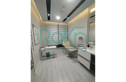 Clinic - Studio - 1 Bathroom for sale in Arkan Plaza - 26th of July Corridor - Sheikh Zayed City - Giza