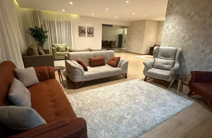 فيلا - 5 غرف نوم - 4 حمامات للايجار في طريق بيفرلي هيلز - الحي السابع عشر - الشيخ زايد - الجيزة