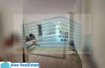 Apartment - 3 Bedrooms - 3 Bathrooms for rent in Kasr Al Safa St. - Zezenia - Hay Sharq - Alexandria
