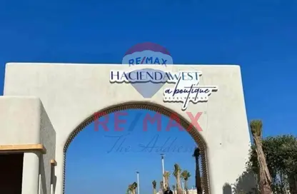 Chalet - 2 Bedrooms - 2 Bathrooms for sale in Hacienda West - Ras Al Hekma - North Coast