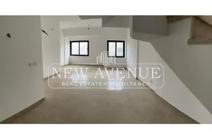 (بنتهاوس  (روف - 3 غرف نوم - 3 حمامات للبيع في ساحة الفيلا - فيفث سكوير - التجمع الخامس - مدينة القاهرة الجديدة - القاهرة