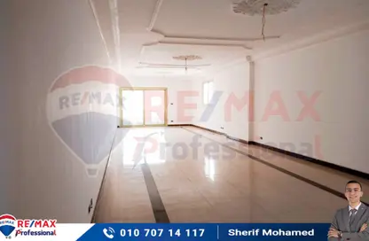 Apartment - 4 Bedrooms - 3 Bathrooms for sale in Al Geish Road - Glim - Hay Sharq - Alexandria