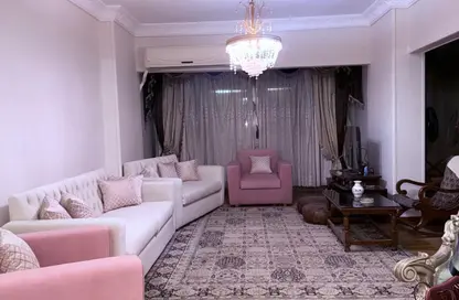 شقة - 3 غرف نوم - 2 حمامات للايجار في شارع شهاب - المهندسين - الجيزة