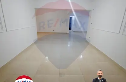 شقة - 2 غرف نوم - 2 حمامات للبيع في شارع احمد شوقى - مصطفي كامل - حي شرق - الاسكندرية