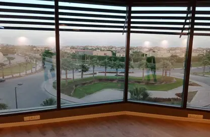 عيادة - استوديو - 2 حمامات للبيع في بارك ستريت - محور 26 يوليو - الشيخ زايد - الجيزة