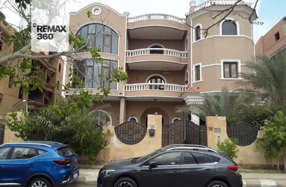 أي فيلا - 8 غرف نوم - 6 حمامات للبيع في كمبوند البروج - كمبوندات الشروق - مدينة الشروق - القاهرة