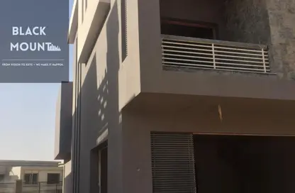 Villa - 4 Bedrooms - 6 Bathrooms for sale in New Giza - Cairo Alexandria Desert Road - 6 October City - Giza