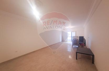 Apartment - 3 Bedrooms - 2 Bathrooms for rent in Elsayed Radwan St. - Miami - Hay Awal El Montazah - Alexandria