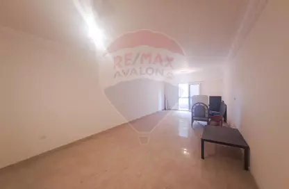 Apartment - 3 Bedrooms - 2 Bathrooms for rent in Elsayed Radwan St. - Miami - Hay Awal El Montazah - Alexandria
