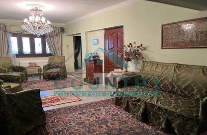 Apartment - 3 Bedrooms - 1 Bathroom for sale in Hassan Assem St. - Zamalek - Cairo
