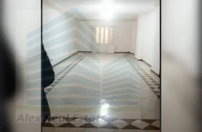 شقة - 3 غرف نوم - 2 حمامات للايجار في شارع المدرسة السويسرية - كامب شيزار - حي وسط - الاسكندرية