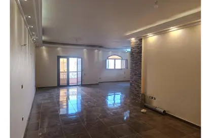 Apartment - 2 Bedrooms - 2 Bathrooms for rent in Street 10 - 11th District - Sheikh Zayed City - Giza