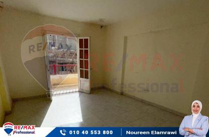 Apartment - 2 Bedrooms - 1 Bathroom for sale in Al Geish Road - Cleopatra - Hay Sharq - Alexandria