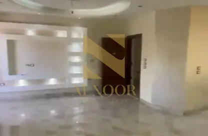 شقة - 3 غرف نوم - 2 حمامات للايجار في شارع البستان - الحي التاسع - الشيخ زايد - الجيزة