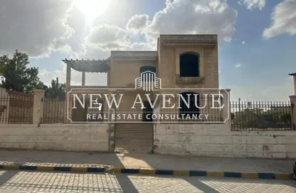 Villa - 4 Bedrooms - 5 Bathrooms for sale in Al Shorouk 2000 - El Shorouk Compounds - Shorouk City - Cairo
