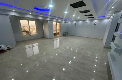 Apartment - 3 Bedrooms - 3 Bathrooms for rent in Road Inside Compound Al Safwa - Degla - Hay El Maadi - Cairo