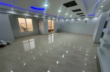 Apartment - 3 Bedrooms - 3 Bathrooms for rent in Road Inside Compound Al Safwa - Degla - Hay El Maadi - Cairo