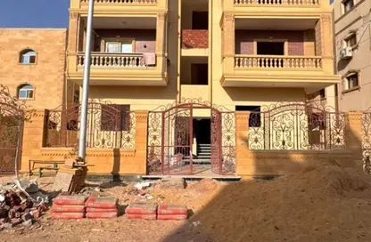 شقة - 3 غرف نوم - 2 حمامات للبيع في شارع 7 - المجاورة الثانية - الحي الثامن - مدينة الشروق - القاهرة